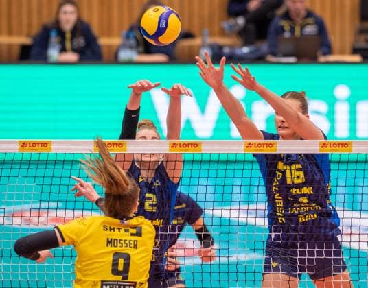 23.01.2024 Volleyball -Bundesliga VfB Suhl Lotto Thüringen : SSCPalmberg Schwerin v.l.Jenny Mosser 09( VfB Suhl Lotto Thüringen ), Pia kästner 02 (SSC Palmberg Schwerin )und Indy Baijens 16 (SSC Palmberg Schwerin ) Aktion Pressefoto : Gerhard König Volleball- Bundesliga