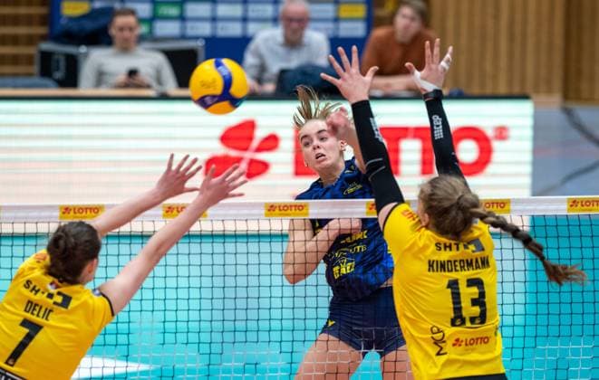23.01.2024 Volleyball -Bundesliga VfB Suhl Lotto Thüringen : SSCPalmberg Schwerin v.l.Jelena Delic 07( VfB Suhl Lotto Thüringen ), Nova Marring 06 (SSC Palmberg Schwerin )und Lena Kindermann 13( VfB Suhl Lotto Thüringen ) Aktion Pressefoto : Gerhard König Volleball- Bundesliga