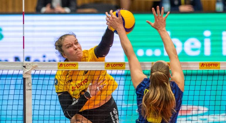 23.01.2024 Volleyball -Bundesliga VfB Suhl Lotto Thüringen : SSCPalmberg Schwerin v.l.Lena Kindermann 13( VfB Suhl Lotto Thüringen ) und Laura Emonts 13 (SSC Palmberg Schwerin ) Aktion Pressefoto : Gerhard König Volleball- Bundesliga