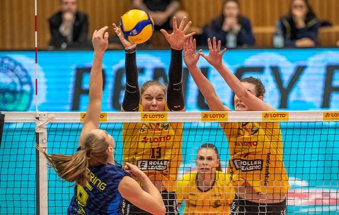 23.01.2024 Volleyball -Bundesliga VfB Suhl Lotto Thüringen : SSCPalmberg Schwerin v.l.Nova Marring 06 (SSC Palmberg Schwerin ),Lena Kindermann 13( VfB Suhl Lotto Thüringen )und Jelena Delic 07( VfB Suhl Lotto Thüringen ) Aktion Pressefoto : Gerhard König Volleball- Bundesliga