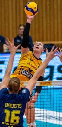 23.01.2024 Volleyball -Bundesliga VfB Suhl Lotto Thüringen : SSCPalmberg Schwerin vorn Indy Baijens 16 (SSC Palmberg Schwerin ) und Julia Kathryn Brown 14( VfB Suhl Lotto Thüringen ) Aktion Pressefoto : Gerhard König Volleball- Bundesliga