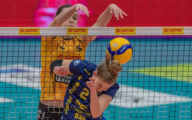 23.01.2024 Volleyball -Bundesliga VfB Suhl Lotto Thüringen : SSCPalmberg Schwerin hinten Lena Kindermann 13( VfB Suhl Lotto Thüringen ) und Pia kästner 02 (SSC Palmberg Schwerin ) Aktion Pressefoto : Gerhard König Volleball- Bundesliga