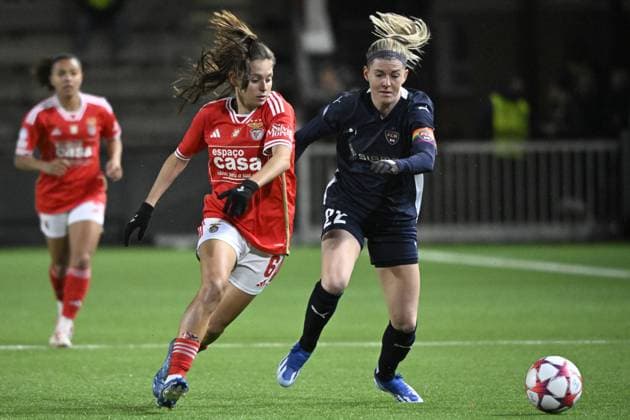 MALMÖ, SVERIGE 20240125 Benficas Andreia Faria och Rosengards Olivia Schough under torsdagens Champions League gruppspelsmatch i fotboll mellan FC Rosengard och SL Benfica pa Malmö IP. MALMÖ SVERIGE x50090x
