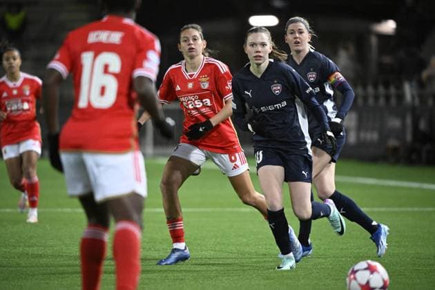 MALMÖ, SVERIGE 20240125 Rosengards Bea Sprung och Olivia Schough under torsdagens Champions League gruppspelsmatch i fotboll mellan FC Rosengard och SL Benfica pa Malmö IP. MALMÖ SVERIGE x50090x