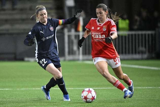 MALMÖ, SVERIGE 20240125 Rosengards Olivia Schough och Benficas Andreia Faria under torsdagens Champions League gruppspelsmatch i fotboll mellan FC Rosengard och SL Benfica pa Malmö IP. MALMÖ SVERIGE x50090x