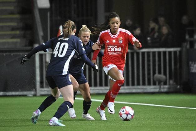 MALMÖ, SVERIGE 20240125 Rosengards Bea Sprung och Jessica Wikunder och Benficas Jessica Silva under torsdagens Champions League gruppspelsmatch i fotboll mellan FC Rosengard och SL Benfica pa Malmö IP. MALMÖ SVERIGE x50090x