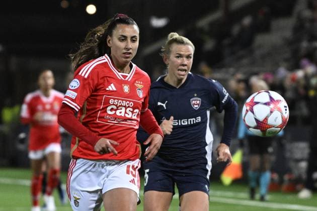 MALMÖ, SVERIGE 20240125 Benficas Catarina Amado och Rosengards Jessica Wik under torsdagens Champions League gruppspelsmatch i fotboll mellan FC Rosengard och SL Benfica pa Malmö IP. MALMÖ SVERIGE x50090x