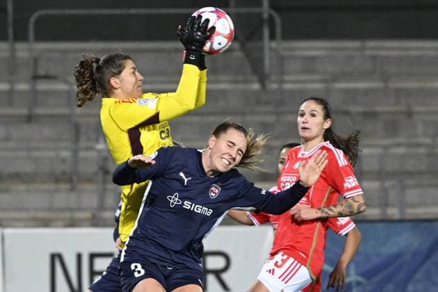 MALMÖ, SVERIGE 20240125 Benficas malvaktLena Pauels, Rosengards Gudrun Arnardottir och Benficas Ana Seica under torsdagens Champions League gruppspelsmatch i fotboll mellan FC Rosengard och SL Benfica pa Malmö IP. MALMÖ SVERIGE x50090x