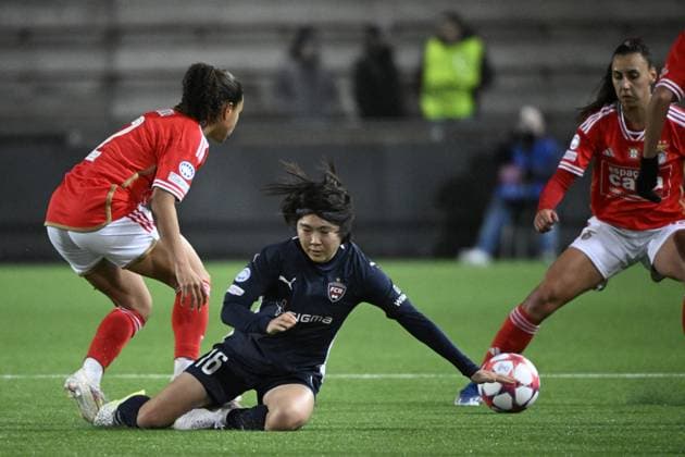 MALMÖ, SVERIGE 20240125 Benficas Marie Alidou och Rosengards Mai Kadowaki under torsdagens Champions League gruppspelsmatch i fotboll mellan FC Rosengard och SL Benfica pa Malmö IP. MALMÖ SVERIGE x50090x