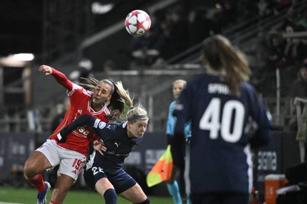 MALMÖ, SVERIGE 20240125 Benficas Catarina Amado och Rosengards Olivia Schough under torsdagens Champions League gruppspelsmatch i fotboll mellan FC Rosengard och SL Benfica pa Malmö IP. MALMÖ SVERIGE x50090x