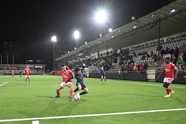 MALMÖ, SVERIGE 20240125 Benficas Catarina Amado och Rosengards Mai Kadowaki under torsdagens Champions League gruppspelsmatch i fotboll mellan FC Rosengard och SL Benfica pa Malmö IP. MALMÖ SVERIGE x50090x