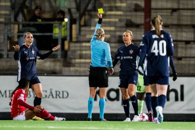 240125 Jessica Wik of FC Rosengard looks dejected after receiving yellow card and Referee Ivana Martincic during the UEFA Women s Champions League football match between FC Rosengard and Benfica on January 25, 2024 in Malmö. Photo: Petter Arvidson BILDBYRAN kod PA PA0740 fotboll football soccer fotball champions league fc rosengard benfica dam bbeng depp Copyright: PETTERxARVIDSON BB240125PA180