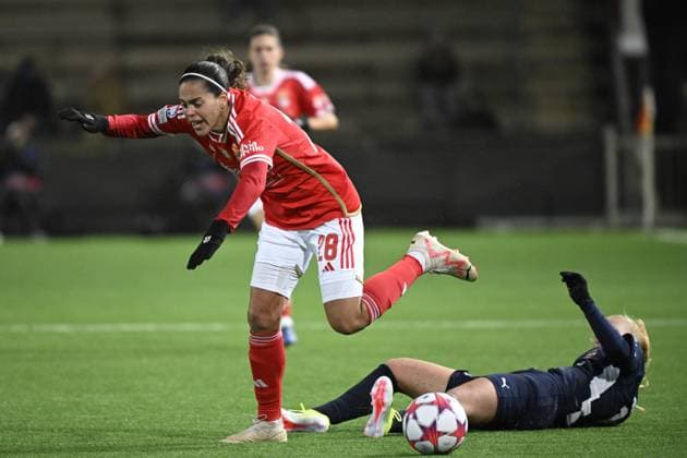MALMÖ, SVERIGE 20240125 Benficas Andrea Falcon snubblar pa Rosengards Sofie Bredgaard under torsdagens Champions League gruppspelsmatch i fotboll mellan FC Rosengard och SL Benfica pa Malmö IP. MALMÖ SVERIGE x50090x