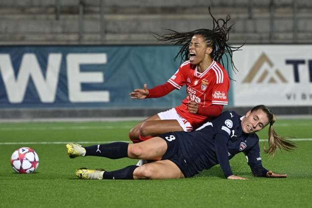 MALMÖ, SVERIGE 20240125 Rosengards Gudrun Arnardottir och Benficas Jessica Silva under torsdagens Champions League gruppspelsmatch i fotboll mellan FC Rosengard och SL Benfica pa Malmö IP. MALMÖ SVERIGE x50090x