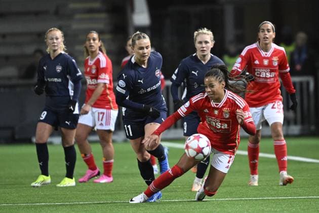 MALMÖ, SVERIGE 20240125 Benficas Jessica Silva och Rosengards Emma Jansson under torsdagens Champions League gruppspelsmatch i fotboll mellan FC Rosengard och SL Benfica pa Malmö IP. MALMÖ SVERIGE x50090x