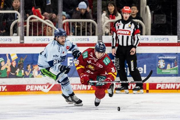 Sport Themen der Woche KW04 Sport Bilder des Tages Penny DEL: Düsseldorfer EG - Straubing Tigers 25.01.2024 JC Lipon (Straubing Tigers, 88), Kyle Cumiskey (Düsseldorfer EG, 16) Penny DEL: Düsseldorfer EG - Straubing Tigers, PSD Bank Dome, Düsseldorf am 25.01.2024 *** Penny DEL Düsseldorfer EG Straubing Tigers 25 01 2024 JC Lipon Straubing Tigers, 88 , Kyle Cumiskey Düsseldorfer EG, 16 Penny DEL Düsseldorfer EG Straubing Tigers, PSD Bank Dome, Düsseldorf on 25 01 2024 Copyright: xBEAUTIFULxSPORTS Wunderlx