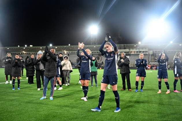 MALMÖ, SVERIGE 20240125 Rosengards Olivia Schough tackar fansen efter torsdagens Champions League gruppspelsmatch i fotboll mellan FC Rosengard och SL Benfica pa Malmö IP. MALMÖ SVERIGE x50090x