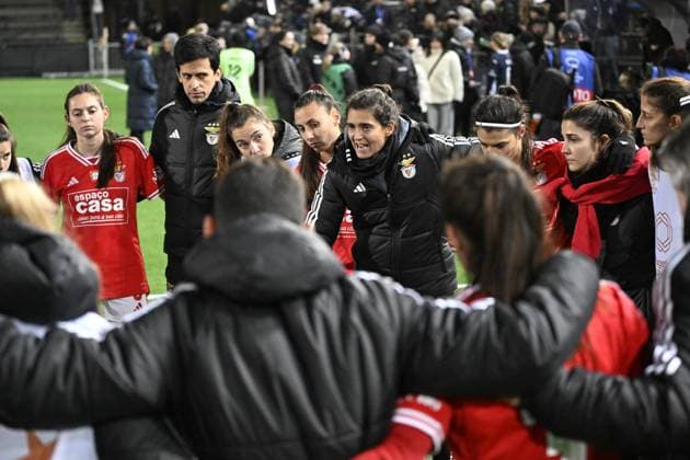 MALMÖ, SVERIGE 20240125 Benifcas spelare pratar med tränaren Filipa Patao efter torsdagens Champions League gruppspelsmatch i fotboll mellan FC Rosengard och SL Benfica pa Malmö IP. MALMÖ SVERIGE x50090x