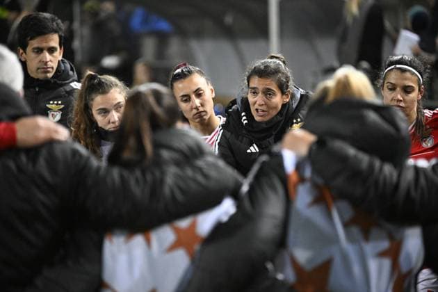 MALMÖ, SVERIGE 20240125 Benifcas spelare pratar med tränaren Filipa Patao efter torsdagens Champions League gruppspelsmatch i fotboll mellan FC Rosengard och SL Benfica pa Malmö IP. MALMÖ SVERIGE x50090x