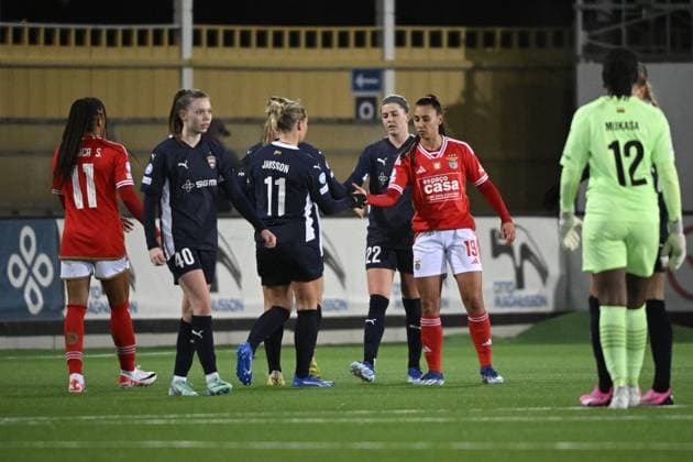 MALMÖ, SVERIGE 20240125 Spelarna tackar varandra efter 2-2 under torsdagens Champions League gruppspelsmatch i fotboll mellan FC Rosengard och SL Benfica pa Malmö IP. MALMÖ SVERIGE x50090x