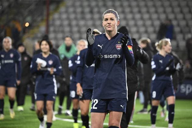 MALMÖ, SVERIGE 20240125 Rosengards Olivia Schough tackar fansen efter torsdagens Champions League gruppspelsmatch i fotboll mellan FC Rosengard och SL Benfica pa Malmö IP. MALMÖ SVERIGE x50090x
