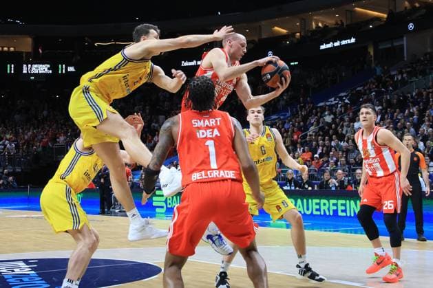Sport Themen der Woche KW04 Sport Bilder des Tages DEU, EuroLeague, ALBA vs. Roter Stern Belgrad, 25.01.2024, Mercedes-Benz-Arena, Berlin, DEU, EuroLeague, ALBA vs. Roter Stern Belgrad, im Bild Yanni Wetzell (ALBA Berlin 5), Dejan Davidovac (Belgrad 7), Javonte Smart (Belgrad 1) Foto: Juergen Engler nordphoto GmbH *** DEU, EuroLeague, ALBA vs Red Star Belgrade, 25 01 2024, Mercedes Benz Arena, Berlin, DEU, EuroLeague, ALBA vs Red Star Belgrade, in the picture Yanni Wetzell ALBA Berlin 5 , Dejan Davidovac Belgrade 7 , Javonte Smart Belgrade 1 Photo Juergen Engler nordphoto GmbH nordphotoxGmbHx xEngler nph00076