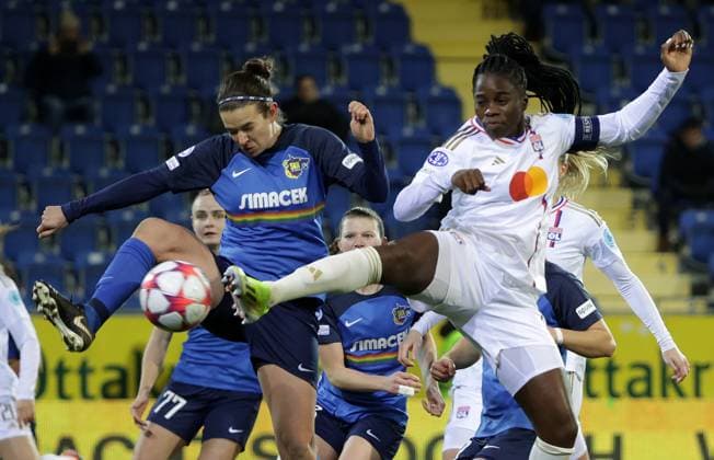 Sport Themen der Woche KW04 Sport Bilder des Tages WOMEN SOCCER - UEFA CL, St.Poelten vs Lyon SANKT POELTEN,AUSTRIA,25.JAN.24 - WOMEN SOCCER - UEFA Women s Champions League, group stage, SKN Sankt Poelten vs Olympique Lyonnais. Image shows Alexandra Biroova (St.Poelten) and Griedge Mbock Bathy (Lyon).  GEPAxpictures xWalterxLuger