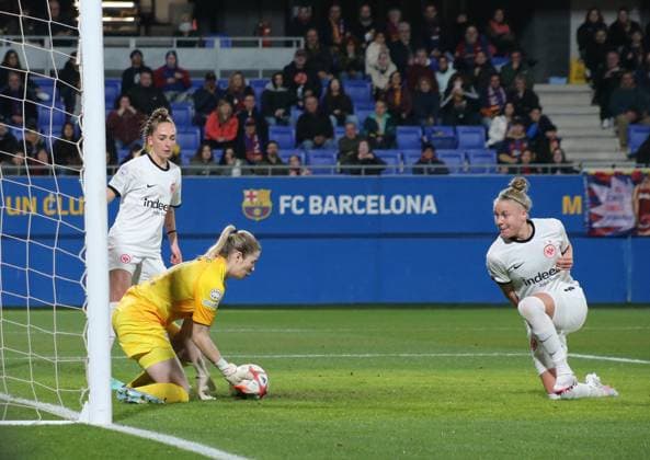 25.01.2024, xgrfx, Fussball Champions League Frauen, FC Barcelona, Barca - Eintracht Frankfurt emspor, v.l. Sophia Kleinherne, Stina Johannes, Pia sophie Wolter (Eintracht Frankfurt) (DFL DFB REGULATIONS PROHIBIT ANY USE OF PHOTOGRAPHS as IMAGE SEQUENCES and or QUASI-VIDEO) Barcelona