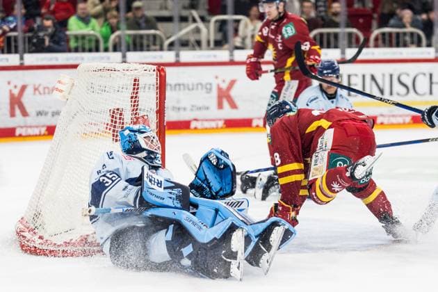 Sport Themen der Woche KW04 Sport Bilder des Tages Penny DEL: Düsseldorfer EG - Straubing Tigers 25.01.2024 Alexander Ehl (Düsseldorfer EG, 28) schießt das 5:3, Hunter Miska (Straubing Tigers, 35) hat keine Chance Penny DEL: Düsseldorfer EG - Straubing Tigers, PSD Bank Dome, Düsseldorf am 25.01.2024 *** Penny DEL Düsseldorfer EG Straubing Tigers 25 01 2024 Alexander Ehl Düsseldorfer EG, 28 shoots the 5 3, Hunter Miska Straubing Tigers, 35 has no chance Penny DEL Düsseldorfer EG Straubing Tigers, PSD Bank Dome, Düsseldorf on 25 01 2024 Copyright: xBEAUTIFULxSPORTS Wunderlx