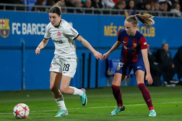Barcelona, Spain, 25th January 2024: Barbara Dunst (28 Eintracht Frankfurt) protects the ball from Caroline Graham Hansen (10 FC Barcelona, Barca during the UEFA Women s Champions League match between Barcelona and Eintracht Frankfurt at the Estadi Johan Cruyff in Barcelona, Spain (Alexander Canillas SPP) Copyright: xAlexanderxCanillasx xSPPx spp-en-AlCaSp-IMG_0010