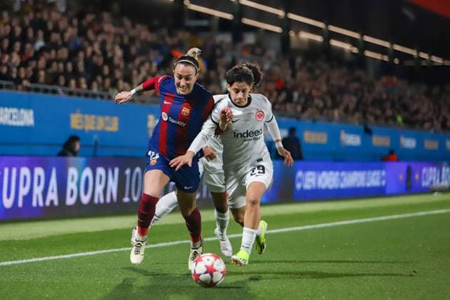 Barcelona, Spain, 25th January 2024: Lucy Bronze (15 FC Barcelona, Barca and Dilara Acikgöz (29 Eintracht Frankfurt) fight for the ball during the UEFA Women s Champions League match between Barcelona and Eintracht Frankfurt at the Estadi Johan Cruyff in Barcelona, Spain (Alexander Canillas SPP) Copyright: xAlexanderxCanillasx xSPPx spp-en-AlCaSp-IMG_0763