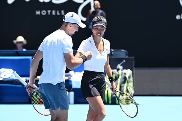 TENNIS AUSTRALIAN OPEN, Su-Wei Hsieh (right) of Chinese Taipei and Jan Zielinski (left) of Poland celebrate their Mixed Doubles final win over Desirae Krawczyk of the USA and Neal Skupski of United Kingdom on Rod Laver Arena on Day 13 of the 2024 Australian Open at Melbourne Park in Melbourne, Friday, January 26, 2024. ( NO ARCHIVING, EDITORIAL USE ONLY, NO USE IN BOOKS WITHOUT CONSENT MELBOURNE VICTORIA AUSTRALIA  Copyright: xJOELxCARRETTx 20240126001893730015