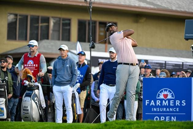 LA JOLLA, CA - JANUARY 25: Sahith Theegala (USA) watches his tee shot on 1 during Rd2 of the Farmers Insurance Open at Torrey Pines Golf Course on January 25, 2024, in La Jolla, California. (Photo by Ken Murray Icon Sportswire) GOLF: JAN 25 PGA, Golf Herren Farmers Insurance Open EDITORIAL USE ONLY Icon2401250062