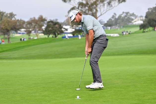 LA JOLLA, CA - JANUARY 25: Chad Hambright (USA) sinks his par putt on 10 during Rd2 of the Farmers Insurance Open at Torrey Pines Golf Course on January 25, 2024, in La Jolla, California. (Photo by Ken Murray Icon Sportswire) GOLF: JAN 25 PGA, Golf Herren Farmers Insurance Open EDITORIAL USE ONLY Icon2401250152