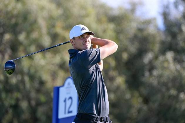 LA JOLLA, CA - JANUARY 25: Ludvig Aberg (SWE) watches his tee shot on 12 during Rd2 of the Farmers Insurance Open at Torrey Pines Golf Course on January 25, 2024, in La Jolla, California. (Photo by Ken Murray Icon Sportswire) GOLF: JAN 25 PGA, Golf Herren Farmers Insurance Open EDITORIAL USE ONLY Icon2401250232