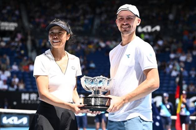 Sport Bilder des Tages TENNIS AUSTRALIAN OPEN, Su-Wei Hsieh (left) of Chinese Taipei and Jan Zielinski (right) of Poland hold the Mixed Doubles trophy following their win over Desirae Krawczyk of the USA and Neal Skupski of United Kingdom on Rod Laver Arena on Day 13 of the 2024 Australian Open at Melbourne Park in Melbourne, Friday, January 26, 2024. ( NO ARCHIVING, EDITORIAL USE ONLY, NO USE IN BOOKS WITHOUT CONSENT MELBOURNE VICTORIA AUSTRALIA  Copyright: xJOELxCARRETTx 20240126001893734425
