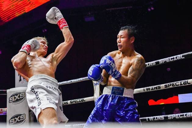 Sport Themen der Woche KW04 Sport Bilder des Tages Sergei Vorobev Vs Chaiwat Mueanphong in Bangkok, Thailand - 25 Jan 2024 Russian professional boxer and Youtuber Sergei Vorobev (left) (19-2) fights against Chaiwat Mueanphong (right) (8-5) seen in action during a 6 round scheduled bout. Vorobev ended up winning by TKO in the 5th round. Bangkok Thailand Copyright: xWasimxMatherx xSOPAxImagesx wmather41