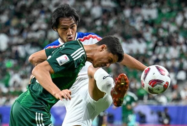 Sport Themen der Woche KW04 Sport Bilder des Tages Fußball, Asienmeisterschaft, Saudi-Arabien - Thailand (240126) -- DOHA, Jan. 26, 2024 -- Faisal Alghamdi (front) of Saudi Arabia vies against Santipharp Channgom of Thailand during the Group F match between Saudi Arabia and Thailand at AFC Asian Cup Qatar 2023 in Doha, Qatar, Jan. 25, 2024. ) (SP)QATAR-DOHA-FOOTBALL-AFC ASIAN CUP-GROUP F-KSA VS THA SunxFanyue 