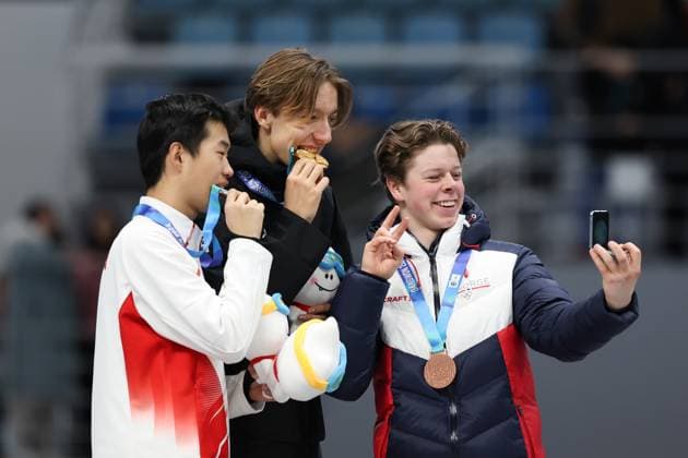 Sport Themen der Woche KW04 Sport Bilder des Tages (240126) -- GANGNEUNG, Jan. 26, 2024 -- Silver medalist Pan Baoshuo of China, gold medalist Finn Sonnekalb of Germany and bronze medalist Eirik Andersen of Norway (L to R) take a selfie during the victory ceremony for the men s mass start of Speed skating, Eisschnelllauf at the Gangwon 2024 Winter Youth Olympic Games, Olympische Spiele, Olympia, OS in Gangneung, South Korea, Jan. 26, 2024. ) (SP)SOUTH KOREA-GANGNEUNG-WINTER YOUTH OLYMPIC GAMES-SPEED SKATING-MEN S MASS START XuxYanan 