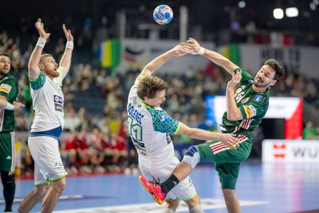 Sport Themen der Woche KW04 26.01.2024 - Handball - Herren - EHF - EM 2024 - Ungarn - Slowenien Von Links: Jure Dolenec (Slowenien), Mate Lekai (Ungarn) Koeln Lanxess Arena Nordrhein-Westfalen Deutschland KlausTrotter-20240126-0003 *** 26 01 2024 Handball Men EHF EM 2024 Hungary Slovenia From left Jure Dolenec Slovenia , Mate Lekai Hungary Cologne Lanxess Arena Nordrhein Westfalen Germany KlausTrotter 20240126 0003