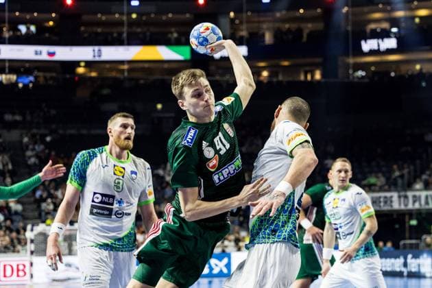 MEN’S EHF EURO 2024: Spiel um Platz 5 Ungarn - Sloewenien; 26.01.2024 Bence Imre (Ungarn, 91) im Wurf, Borut Mackovsek (Slowenien, 51) blockt MEN’S EHF EURO 2024: Spiel um Platz 5 Ungarn - Sloewenien; LANXESS arena, Köln am 26.01.2024 Copyright: xBEAUTIFULxSPORTS Wunderlx