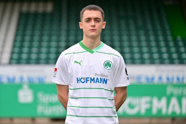 26.01.2024 - SpVgg Greuther Fürth ( Kleeblatt Spielvereinigung ) - 2. Fussball Bundesliga - Saison 2023 2024 - Fototermin Porträttermin Vorstellung Präsentation Pressetermin - - Einzelbild Einzelfoto Portrait Porträt Kopfbild - Denis Pfaffenrot (34, SpVgg Greuther Fürth )
