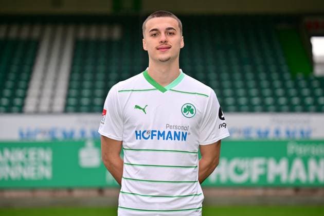 26.01.2024 - SpVgg Greuther Fürth ( Kleeblatt Spielvereinigung ) - 2. Fussball Bundesliga - Saison 2023 2024 - Fototermin Porträttermin Vorstellung Präsentation Pressetermin - - Einzelbild Einzelfoto Portrait Porträt Kopfbild - Leander Popp (20, SpVgg Greuther Fürth )