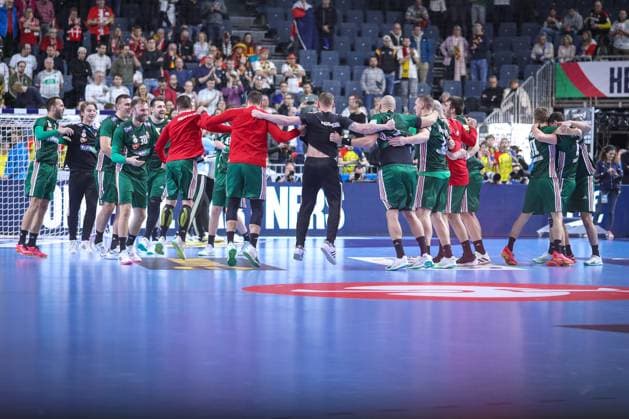 Sport Themen der Woche KW04 Sport Bilder des Tages 26.01.2024, EHF EURO 2024, Männer Europameisterschaft Handball, Lanxess Arena in Köln, Spiel um Platz 5, Ungarn - Slowenien: Abschlussjubel nach dem Sieg gegen Slowenien. Ungarn freut sich über den 5.Platz bei der EM. Nordrhein-Westfalen Deutschland *** 26 01 2024, EHF EURO 2024, European Mens Handball Championship, Lanxess Arena in Cologne, Match for 5th place, Hungary Slovenia Final celebration after victory against Slovenia Hungary celebrates 5th place at the European Championship North Rhine-Westphalia Germany