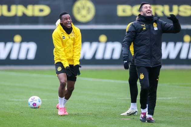 Sport Themen der Woche KW04 Sport Bilder des Tages 26.01.2024, Fussball, Saison 2023 2024, 1. Bundesliga, Training Borussia Dortmund, Youssoufa Moukoko (Borussia Dortmund) und Co-Trainer Nuri Sahin (Borussia Dortmund) lachen, Dortmund Trainingsgelände BVB NRW Deutschland xRHR-FOTO DEx *** 26 01 2024, Football, Season 2023 2024, 1 Bundesliga, Training Borussia Dortmund, Youssoufa Moukoko Borussia Dortmund and co coach Nuri Sahin Borussia Dortmund laughing, Dortmund training ground BVB NRW Germany xRHR PHOTO DEx Copyright: DennisxEwert RHR-FOTOx RHR-FOTO DE