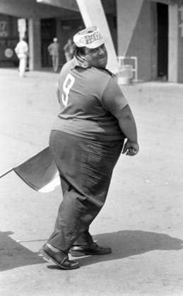 23.06.74 Polen - Italien Deutschland, Stuttgart, 23.06.1974, Fussball, WM 1974 in Deutschland, Polen - Italien (2:1): Dicker Italien Fan mit Fahne Tifosi. *** 23 06 74 Poland Italy Germany, Stuttgart, 23 06 1974, Soccer, World Cup 1974 in Germany, Poland Italy 2 1 Fat Italy fan with flag Tifosi