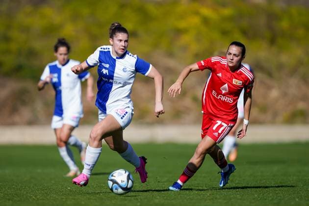 26.01.2024, Alicante, Campoamor, Friendly Match: Grasshopper Club Zürich - 1. FC Union Berlin, 15 Noemi Ivelj (GC) im Zweikampf gegen Athanasia Moraitou (Union) Alicante Campoamor Alicante Switzerland Copyright: xJustPictures.ch DanielaxPorcellix