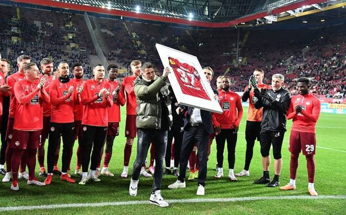 26.01.2024, xhbx, Fussball 2.Bundesliga, 1.FC Kaiserslautern - FC Schalke 04 emspor, v.l. Verabschiedung von Erik Durm (1. FC Kaiserslautern) (DFL DFB REGULATIONS PROHIBIT ANY USE OF PHOTOGRAPHS as IMAGE SEQUENCES and or QUASI-VIDEO) Kaiserslautern