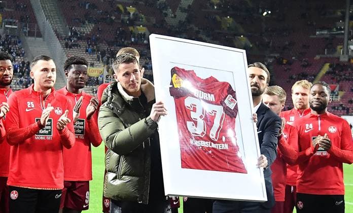Sport Themen der Woche KW04 Sport Bilder des Tages 26.01.2024, xhbx, Fussball 2.Bundesliga, 1.FC Kaiserslautern - FC Schalke 04 emspor, v.l. Verabschiedung von Erik Durm (1. FC Kaiserslautern) (DFL DFB REGULATIONS PROHIBIT ANY USE OF PHOTOGRAPHS as IMAGE SEQUENCES and or QUASI-VIDEO) Kaiserslautern *** 26 01 2024, xhbx, Fußball 2 Bundesliga, 1 FC Kaiserslautern FC Schalke 04 emspor, v l Verabschiedung von Erik Durm 1 FC Kaiserslautern DFL DFB REGULATIONS PROHIBIT ANY USE OF PHOTOGRAPHS as IMAGE SEQUENCES and or QUASI VIDEO Kaiserslautern