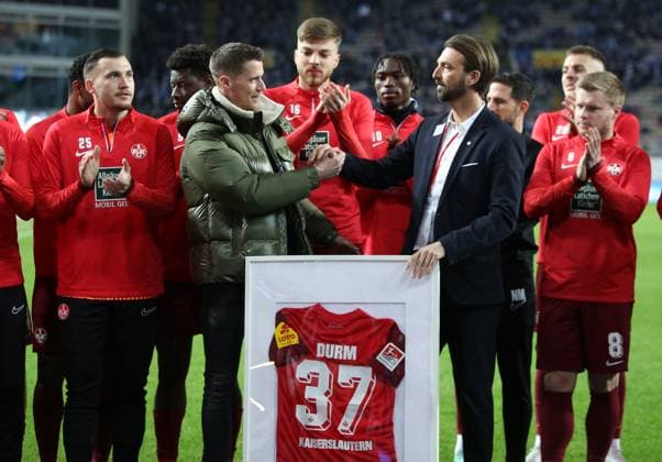 Verabschiedung vom FCK Spieler Erik Durm, 26.01.2024, Fußball, 2. Bundesliga, FC Kaiserslautern - FC Schalke 04, 19. Spieltag, Saison 2023 24, Fritz Walter Stadion, Kaiserslautern, Deutschland, zmdz, ** DFB & DFL regulations prohibit any use of photographs as image sequences and or quasi-video. ** FC Kaiserslautern - FC Schalke 04